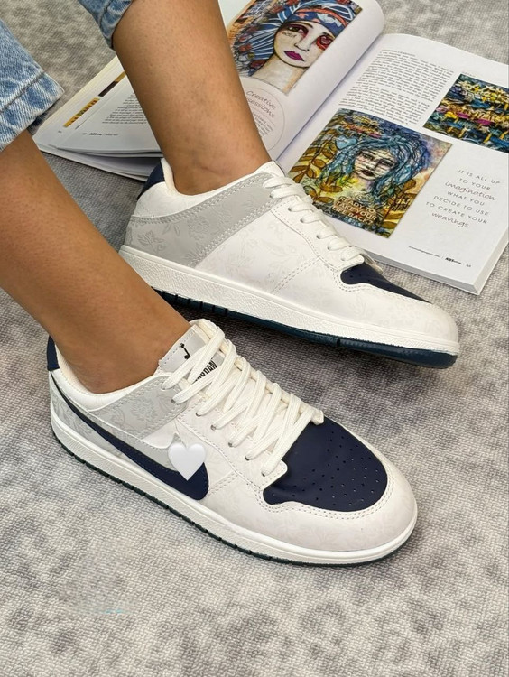 کتونی گلدار